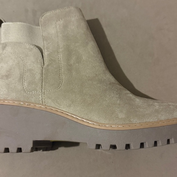 Women's DV Dolce Vita Rielle Ankle Bootie size 9 color Dune. NWOT - Picture 5 of 11